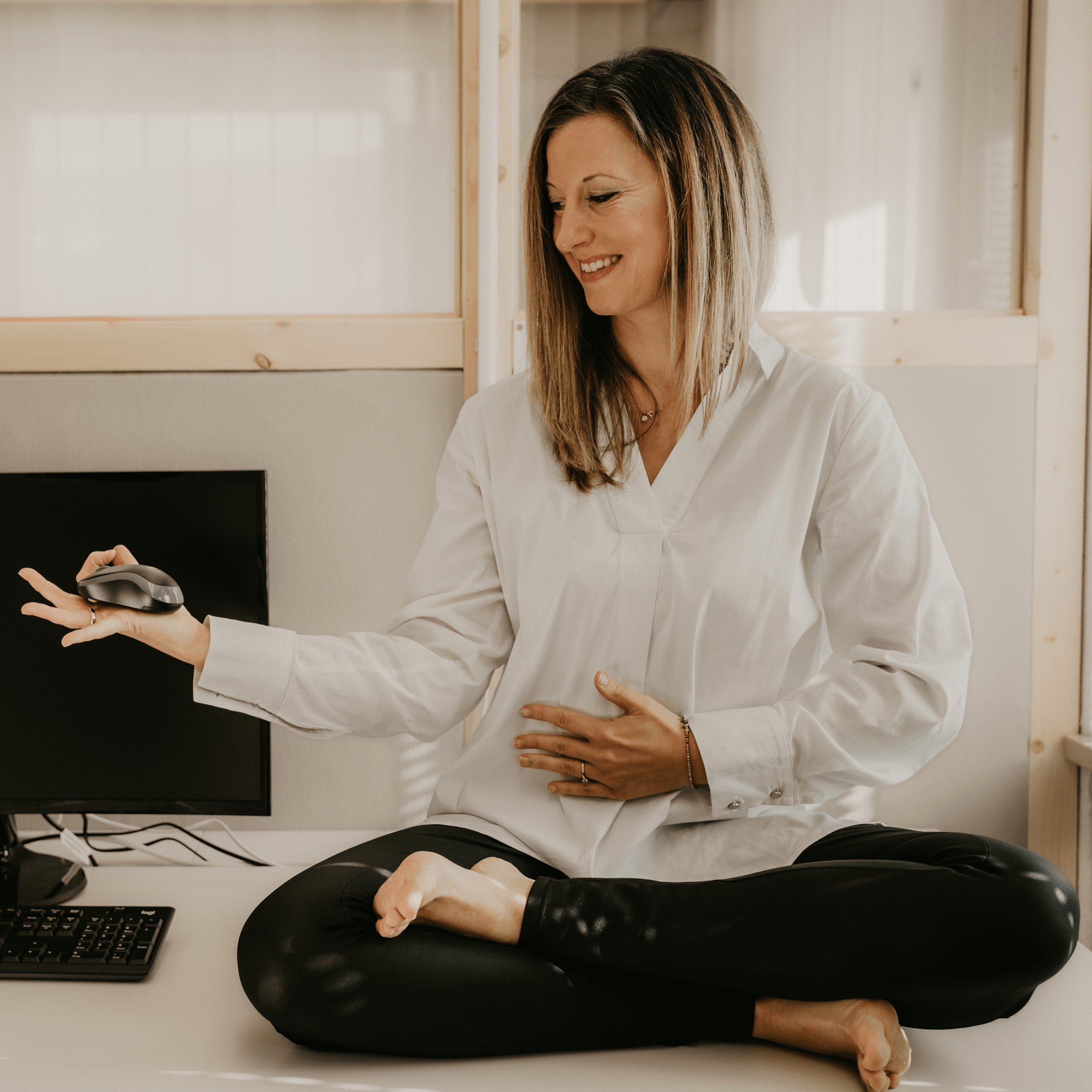 Eine Gruppe Wanderer auf einem Feldweg
